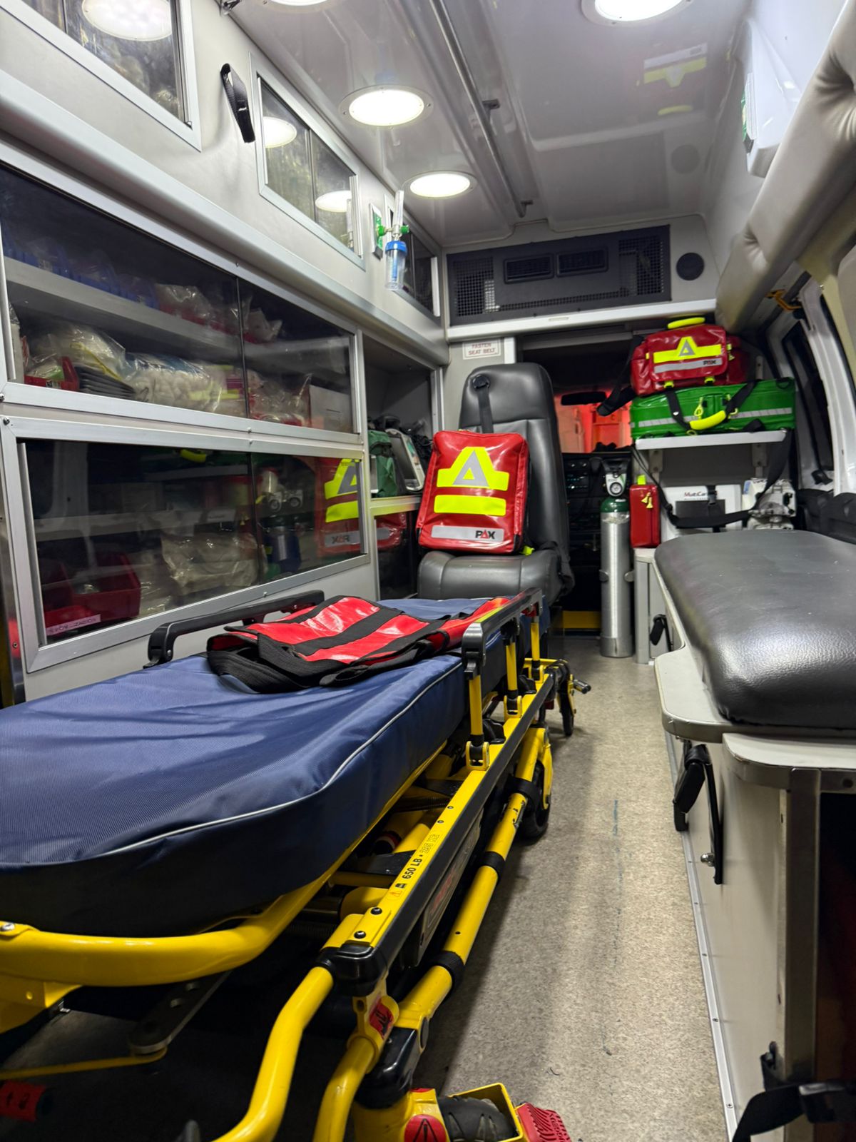 Interior Ambulancia Terrestre Multicare