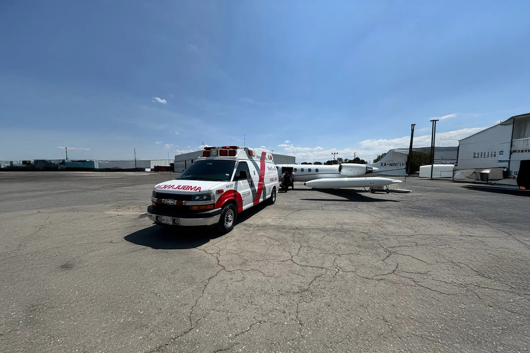 Ambulancia terrestre M-07 y avión jet en pista