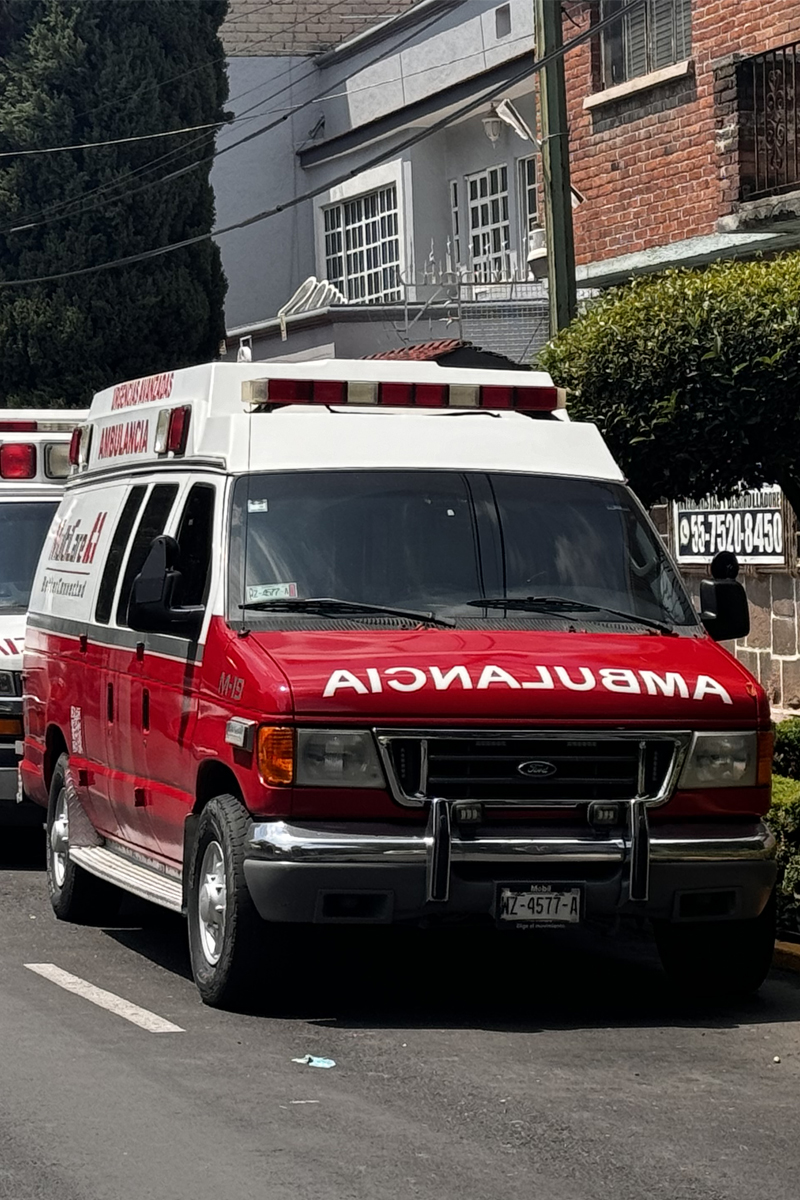 Ambulancia roja Multicare estacionada